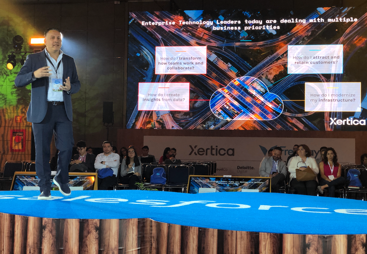 Orlando Solís en escenario de Salesforce